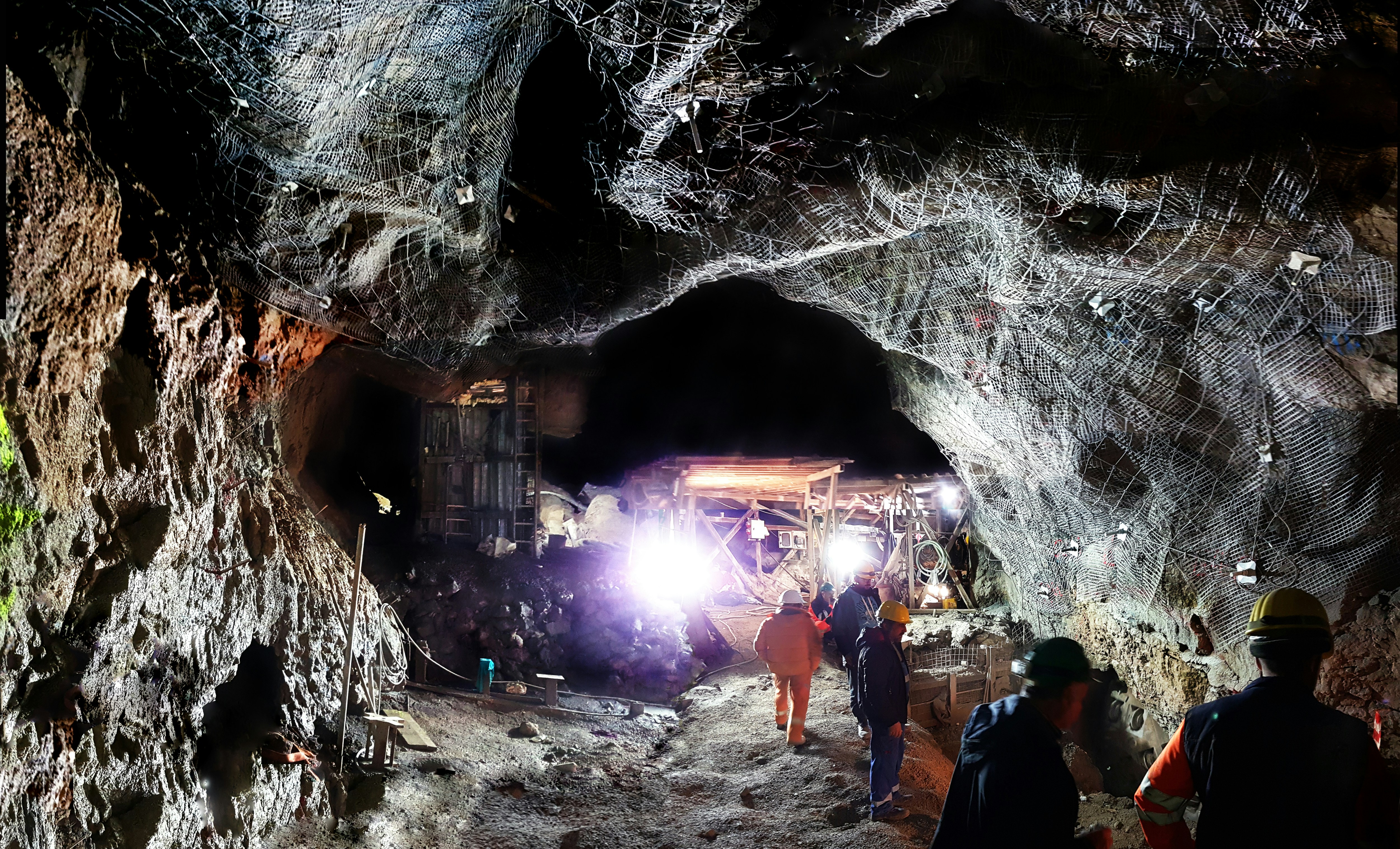 Equipo NeoAndes trabajando